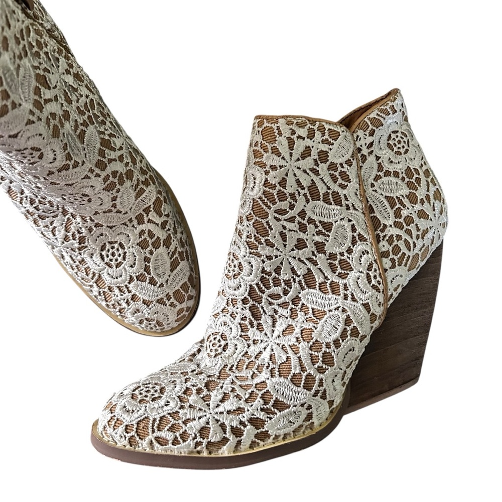 Very Volatile Tallulah White Multi Lace Ankle Boots EUC SZ7.5